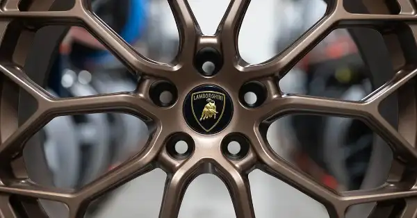 Primo piano del cerchio in lega color bronzo della Lamborghini Huracán con stemma centrale.