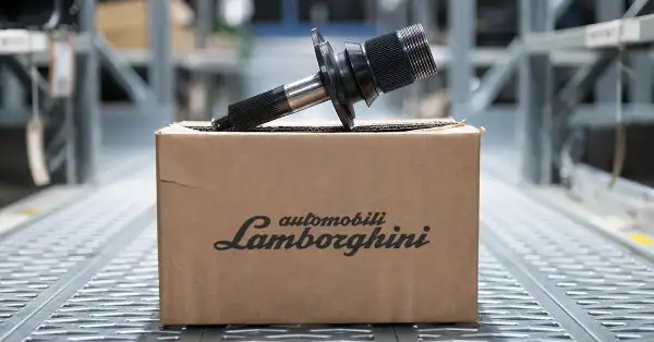 Flangia dell'albero di trasmissione posteriore Lamborghini su scatola di ricambi originali nel magazzino Eurospares.