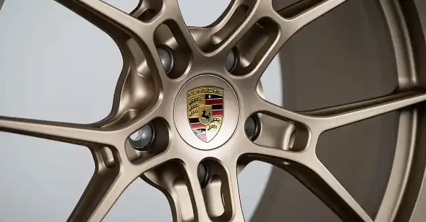 Primo piano del cerchio in lega Porsche Neodyme da 21 pollici.