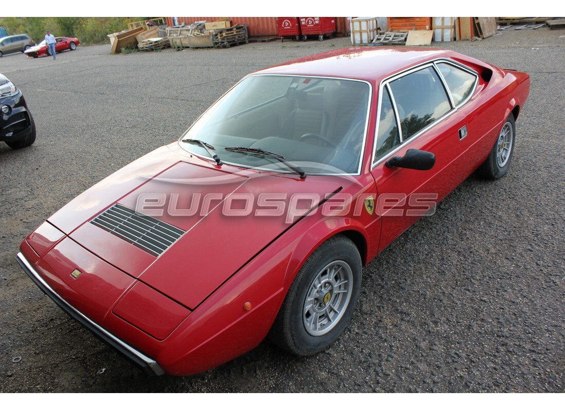 Ferrari 208 GT4 Dino (1975) si prepara per essere smontato per le parti a Eurospares