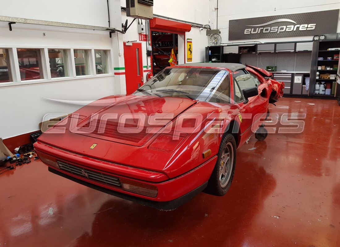 Ferrari 328 (1988) si prepara per essere smontato per le parti a Eurospares