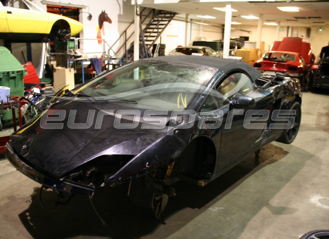 Lamborghini LP560-4 Il ragno (2010) si prepara per essere smontato e smontato in parti presso Eurospares