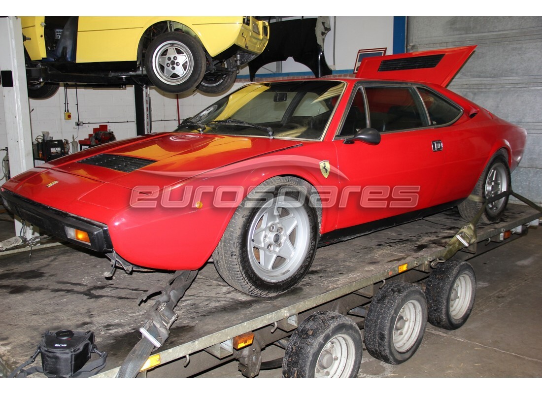 Ferrari 308 GT4 Dino (1979) si prepara per essere smontato per le parti a Eurospares