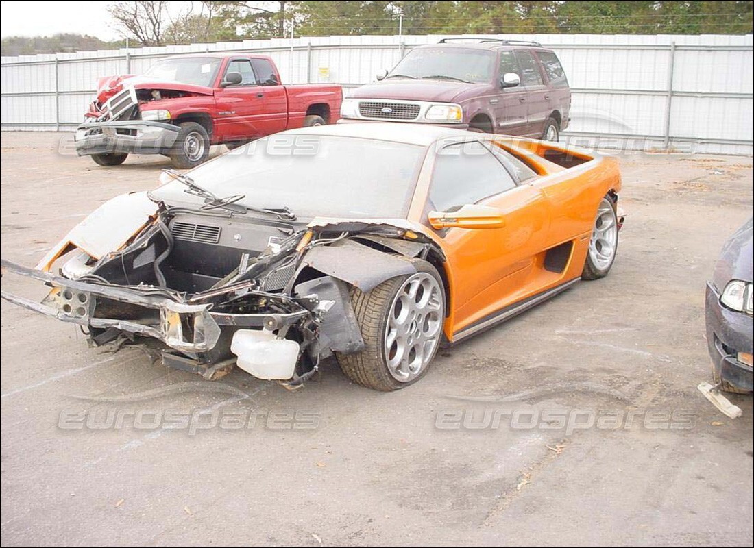 Lamborghini Diablo 6.0 (2001) si prepara per essere smontato per le parti a Eurospares