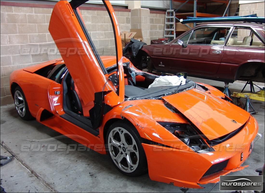 Lamborghini Murcielago Coupe (2003) si prepara per essere smontato per i pezzi a Eurospares