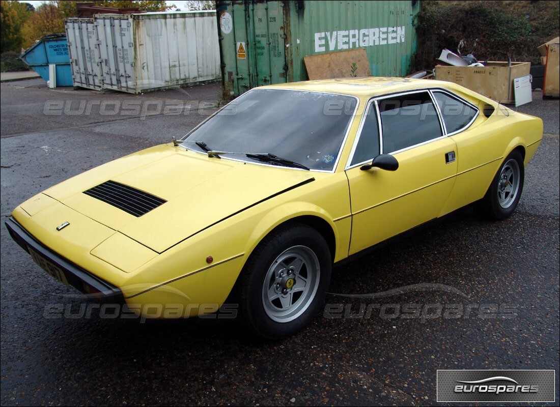 Ferrari 308 GT4 Dino (1976) si prepara per essere smontato per le parti a Eurospares