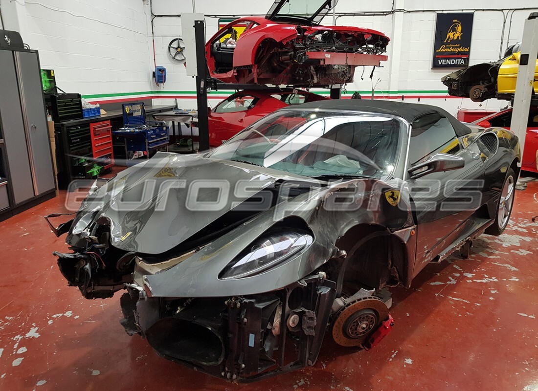 Ferrari F430 Spider (Europa) si prepara per essere smontato per le parti a Eurospares