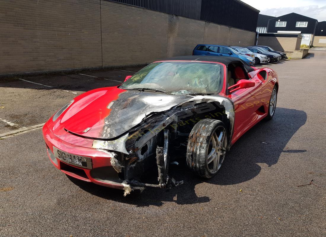 Ferrari F430 Spider (RHD) si prepara per essere smontato per le parti a Eurospares