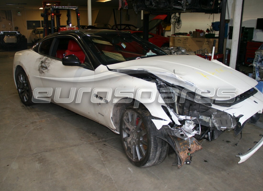 Maserati GranTurismo (2008) si prepara per essere smontato e smontato a Eurospares