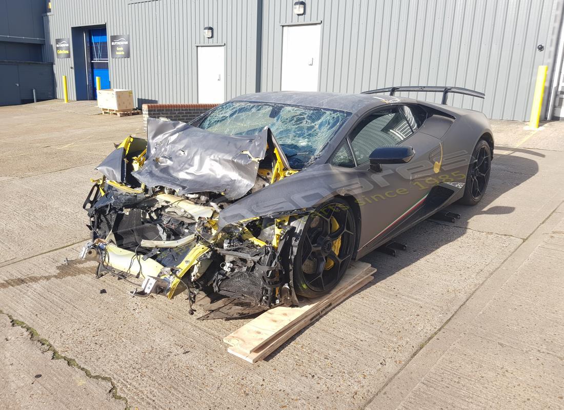 Lamborghini Performante Coupé (2018) si prepara per essere smontato per le parti a Eurospares