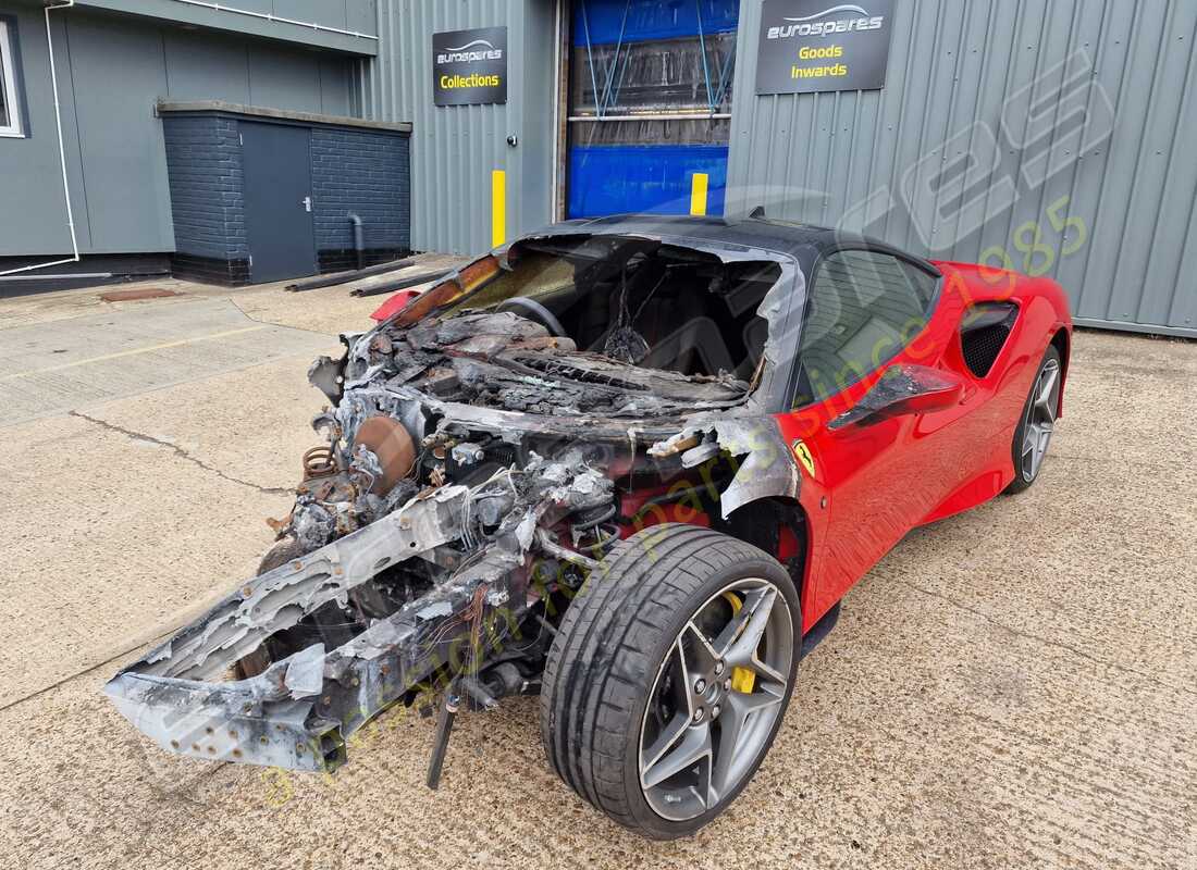 Ferrari F8 Tributo si prepara per essere smontato per le parti a Eurospares