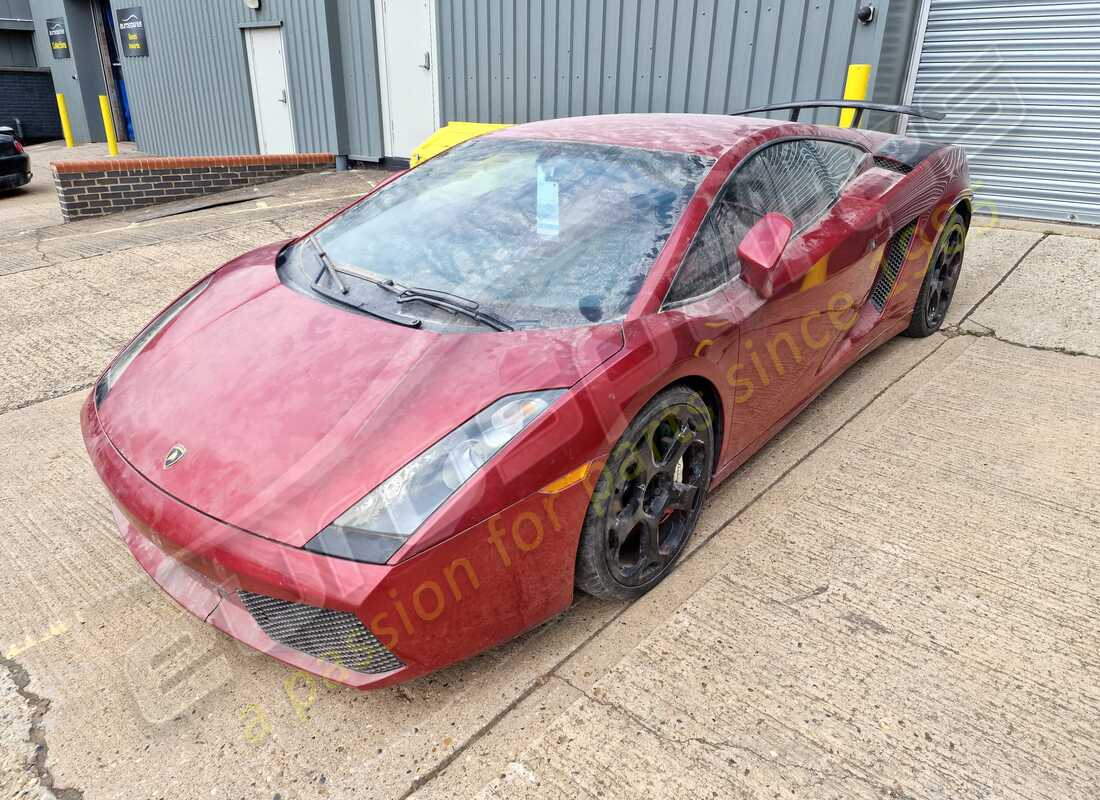 Lamborghini Gallardo Coupé (2006) si prepara per essere smontata per i pezzi presso Eurospares