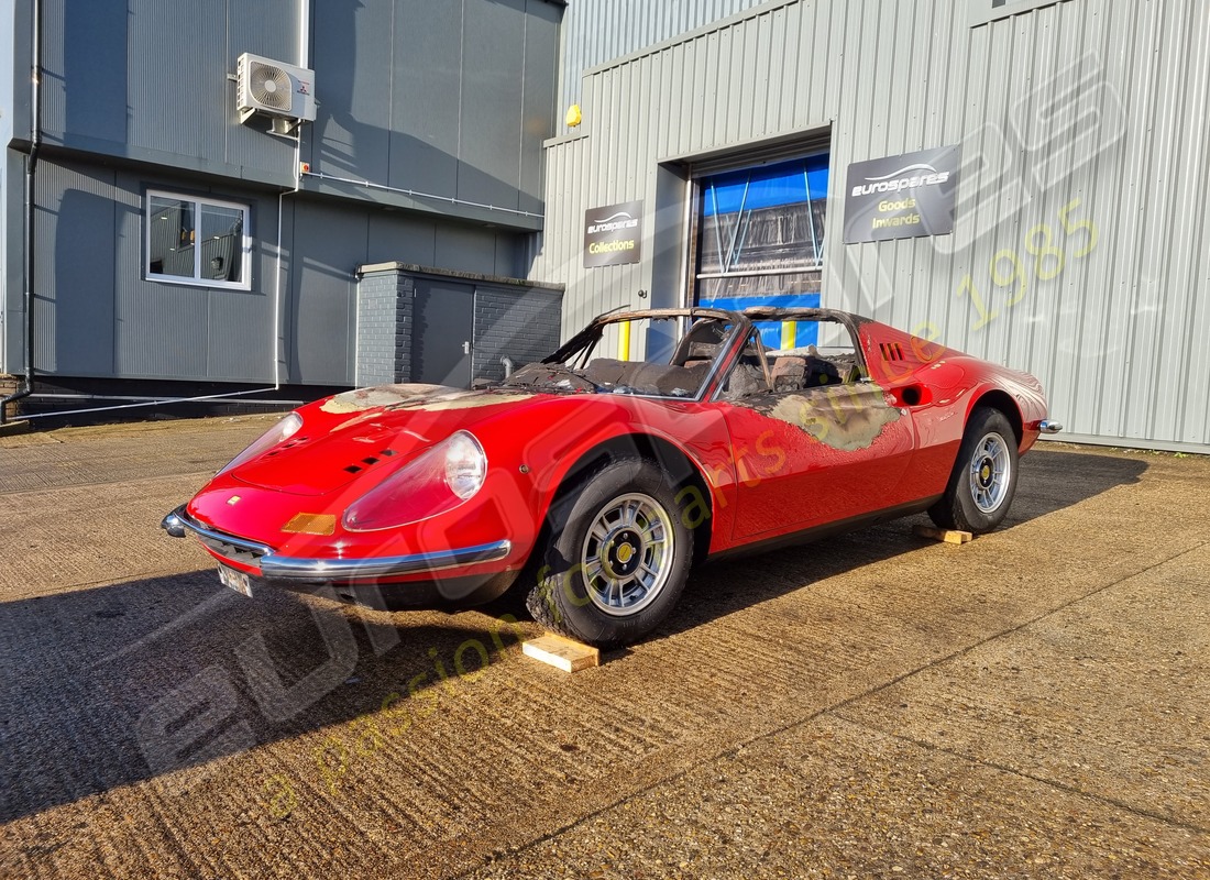 Ferrari 246 Dino (1975) si prepara per essere smontato e smontato in parti a Eurospares