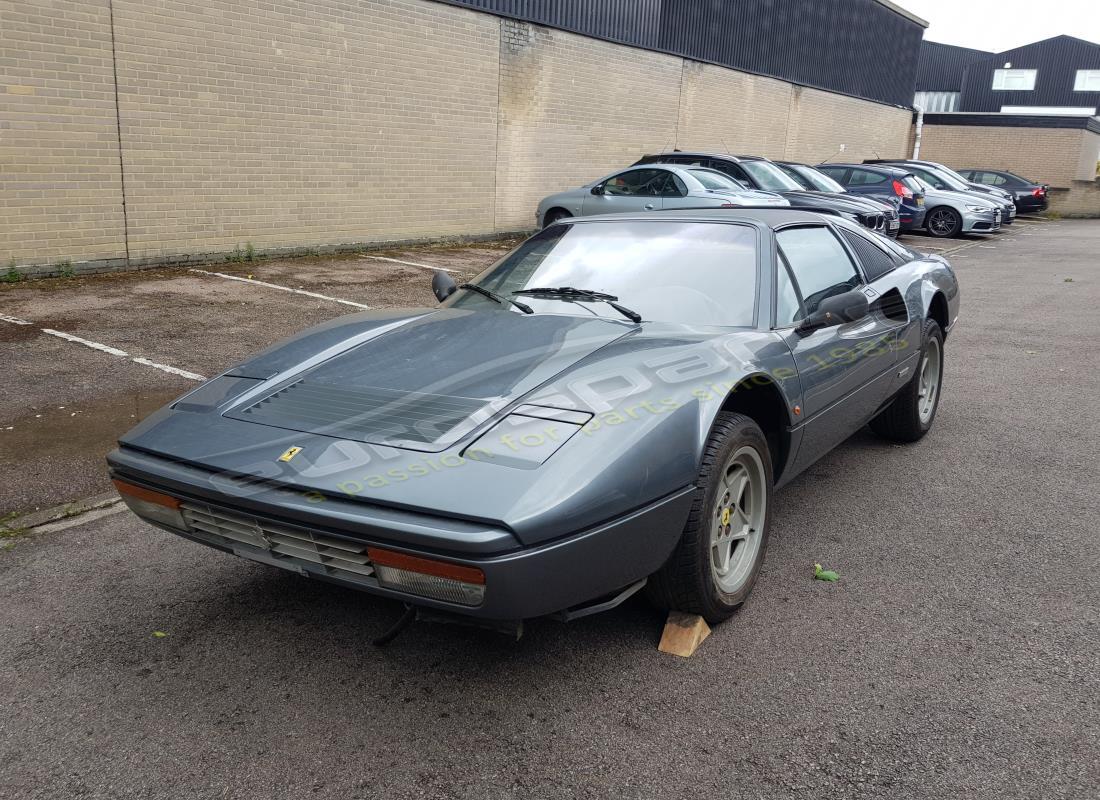 Ferrari 328 (1985) si prepara per essere smontato per le parti a Eurospares