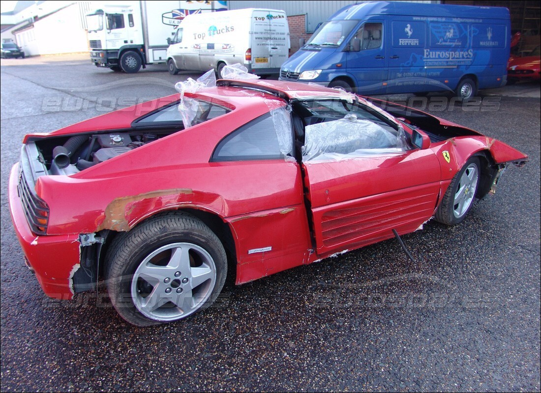 Ferrari 348 (2.7 Motronic) si prepara per essere smontato per le parti presso Eurospares