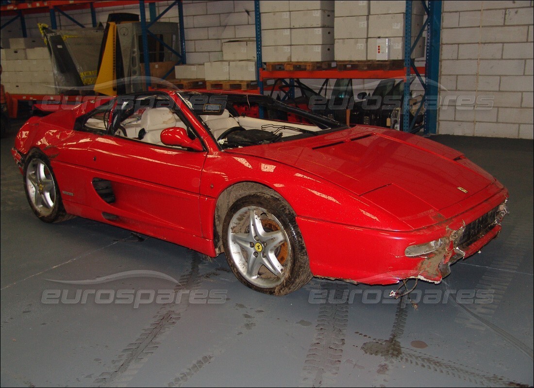 Ferrari 355 (5.2 Motronic) si prepara per essere smontato per le parti presso Eurospares