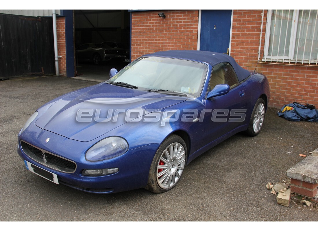 Maserati 4200 Spyder (2002) si prepara per essere smontato per le parti a Eurospares