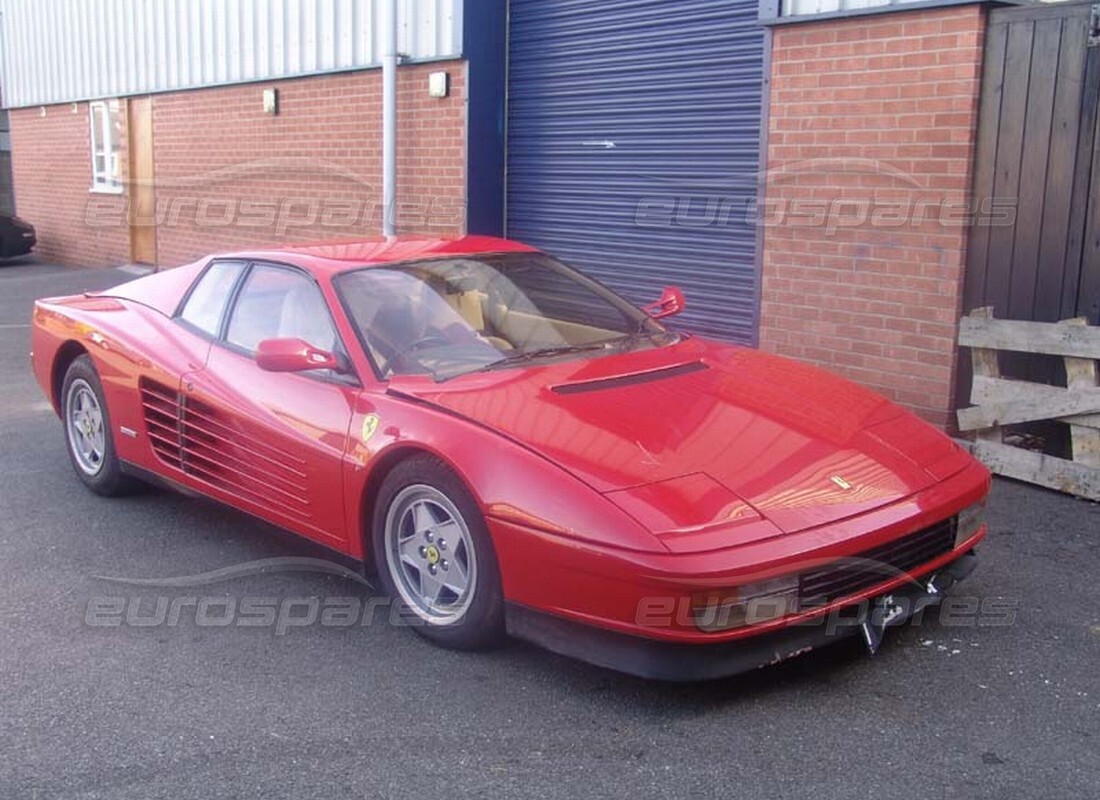 Ferrari Testarossa (1990) si prepara per essere smontato per le parti a Eurospares