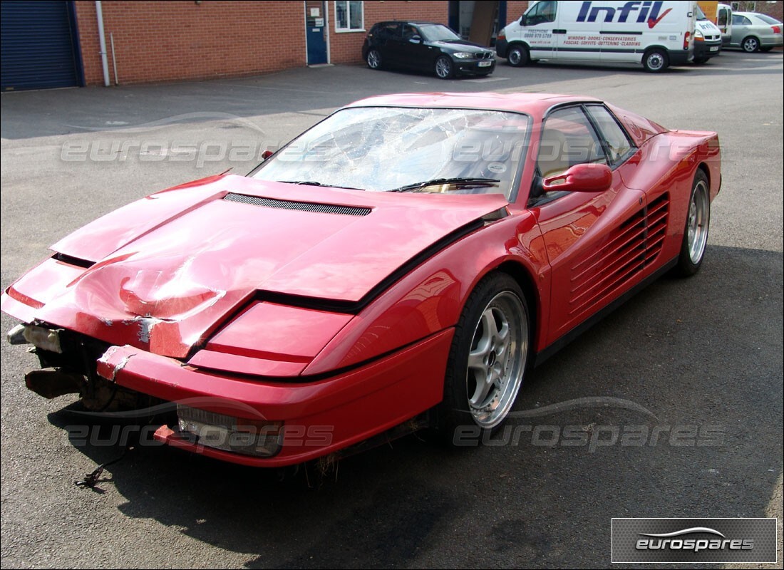 Ferrari Testarossa (1990) si prepara per essere smontato per le parti a Eurospares