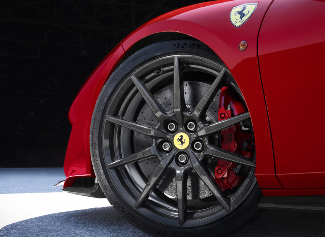 NUOVO Ferrari KIT RUOTE IN CARBONIO CON PNEUMATICI E BULLONI IN TITANIO. NUMERO PARTE 70005177 (1)