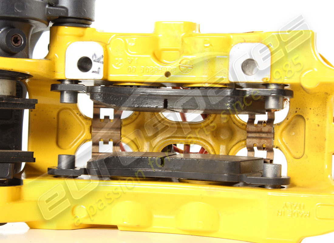 pinza posteriore sx usata ferrari con pastiglie. numero parte 879838 (2)