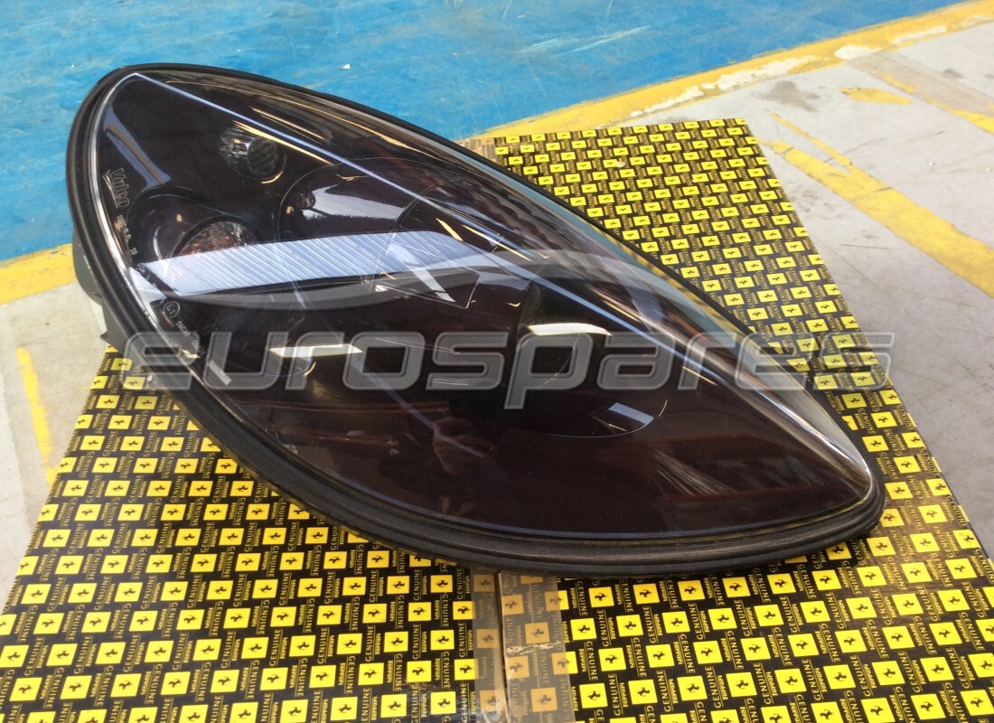USATO Ferrari FARO DX ROSSO RUBINO MICA RHD . NUMERO PARTE 72149589 (1)