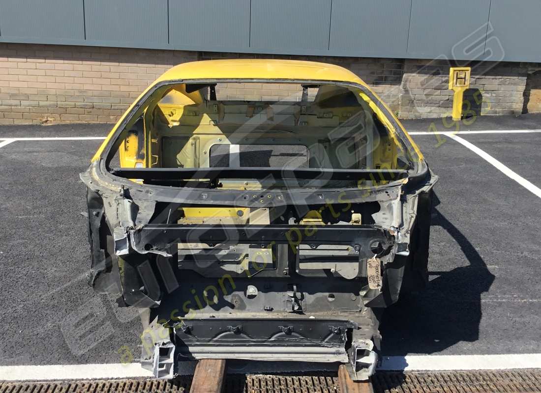 ferrari scocca gialla con guida a sinistra usata. numero parte 900040702 (2)