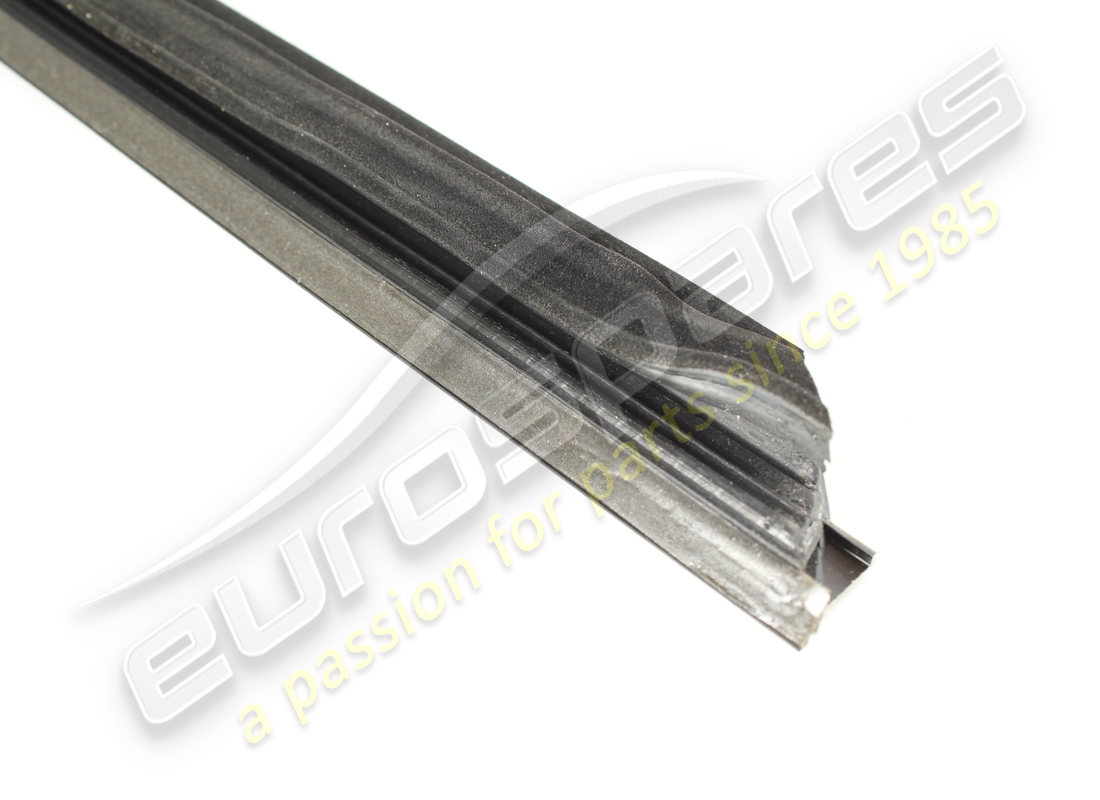 guarnizione raschietto vetro esterno sx usata maserati. numero parte 82076100 (4)