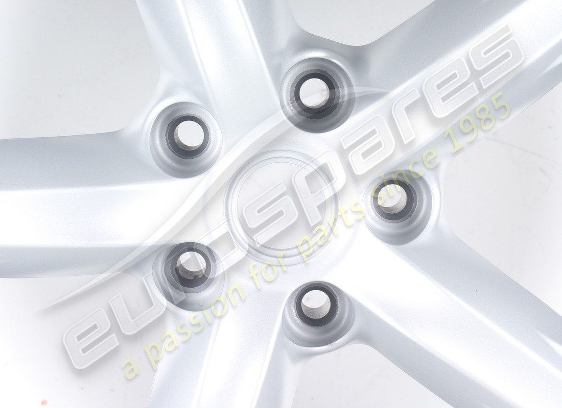 NUOVA RUOTA POSTERIORE FERRARI. NUMERO PARTE 328467 (2) nuova ruota posteriore ferrari. numero parte 328467 (2)