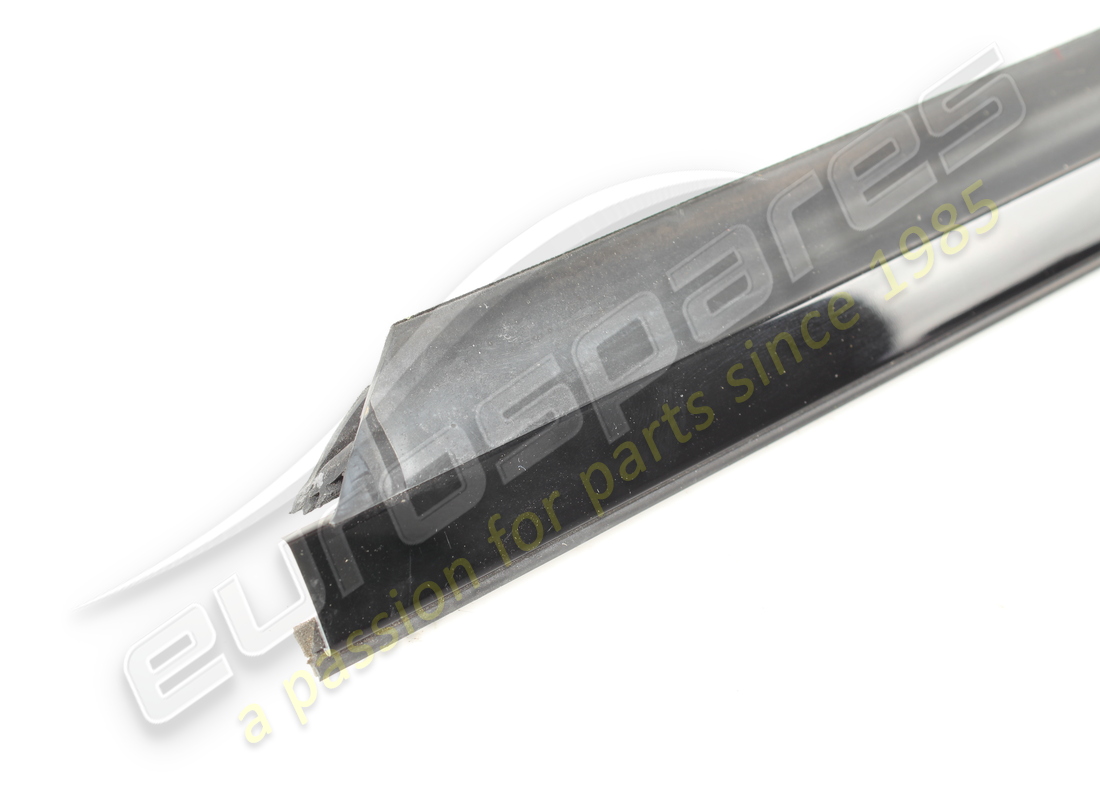 guarnizione raschietto vetro esterno sx usata maserati. numero parte 82076100 (2)