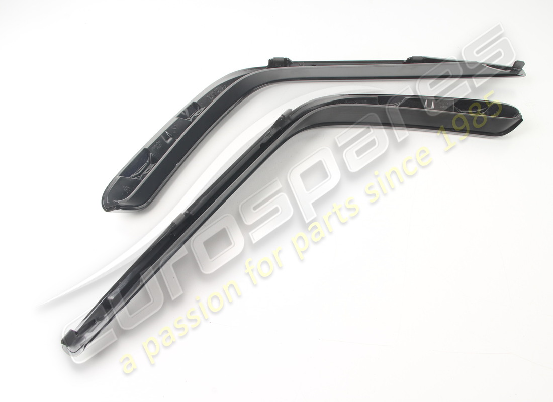 nuove maserati modanatura paraurti. numero parte 673008253 (3)