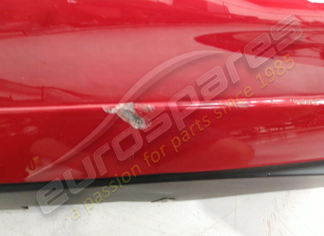rivestimento completo sottoporta dx danneggiato ferrari. numero parte 985861771 (2)