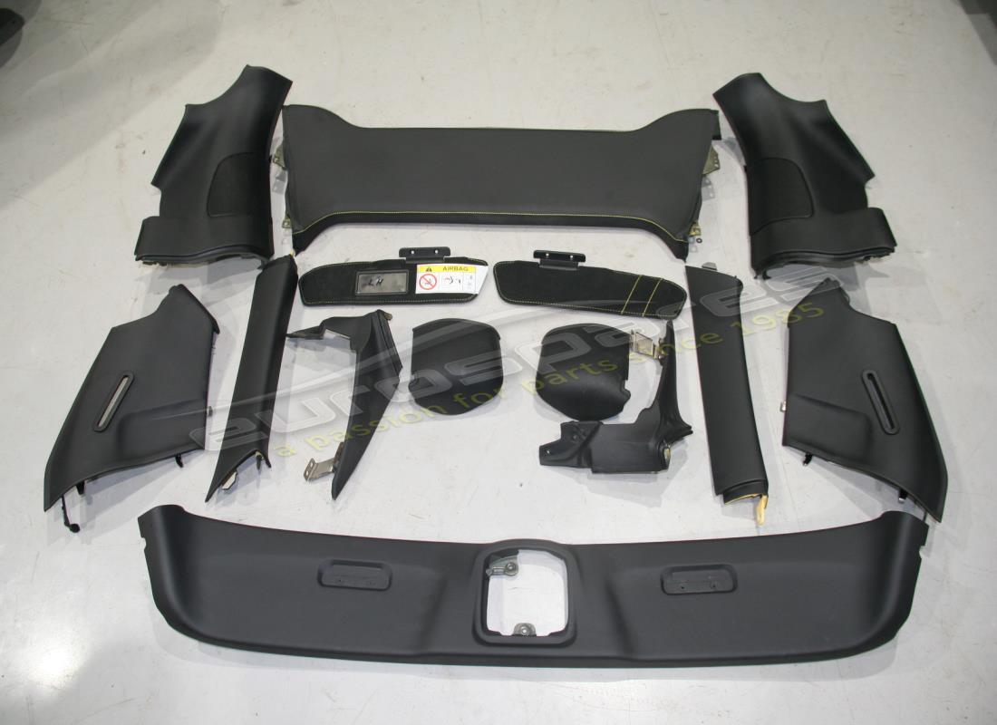 USATO FerrariKIT RIVESTIMENTO DEL PIENO DESTRA IN NERO. NUMERO PARTE 877102000 (1)