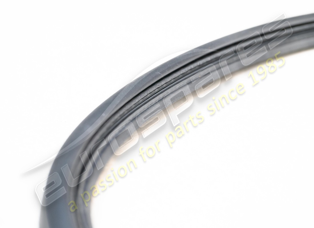 NUOVA MASERATI GUARNIZIONE COFANO POSTERIORE. NUMERO PARTE 66517200 (2) nuova maserati guarnizione cofano posteriore. numero parte 66517200 (2)