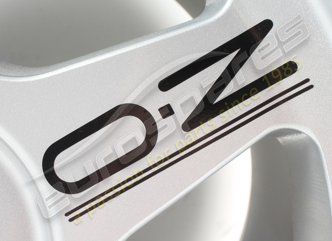 nuova ruota posteriore ferrari - oz racing (13jx17''). numero parte a2128 (2)