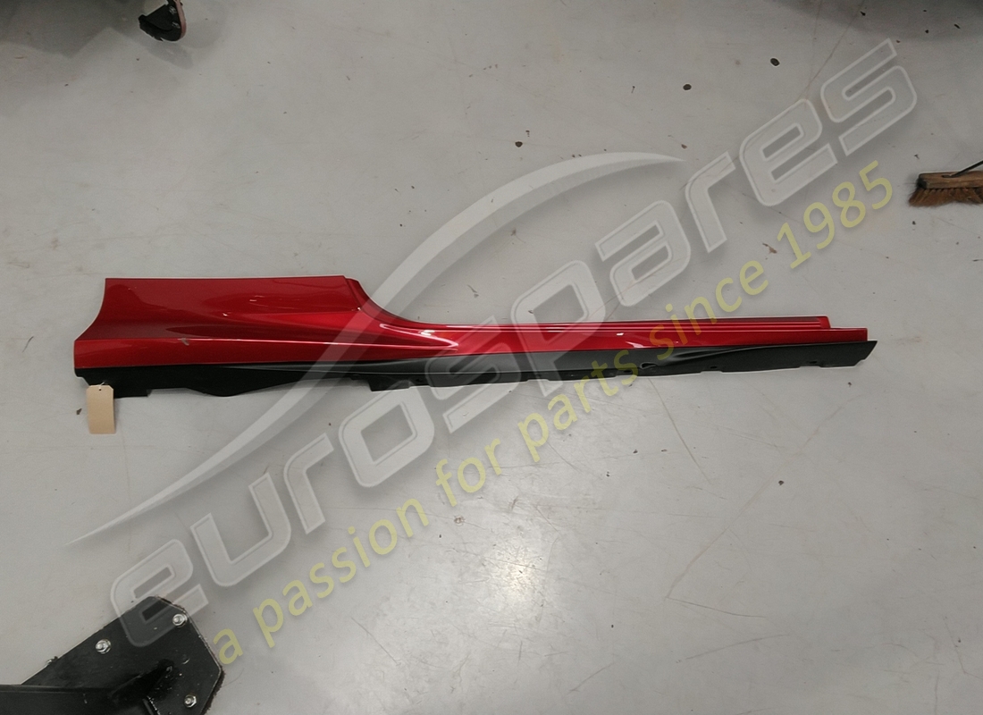 rivestimento completo sottoporta dx danneggiato ferrari. numero parte 985861771 (3)