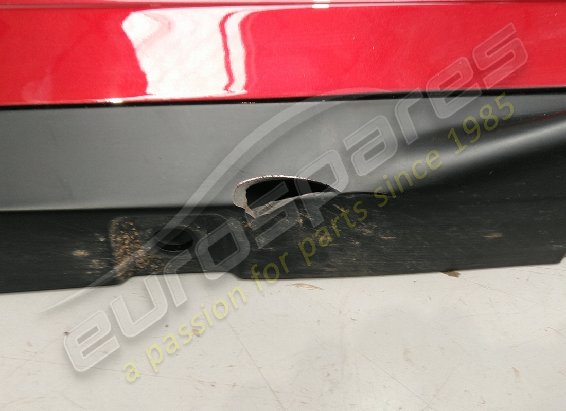 rivestimento completo sottoporta dx danneggiato ferrari. numero parte 985861771 (1)