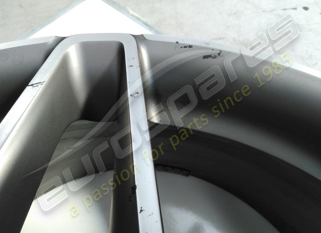 ruota anteriore sx usata ferrari. numero parte 861246 (2)