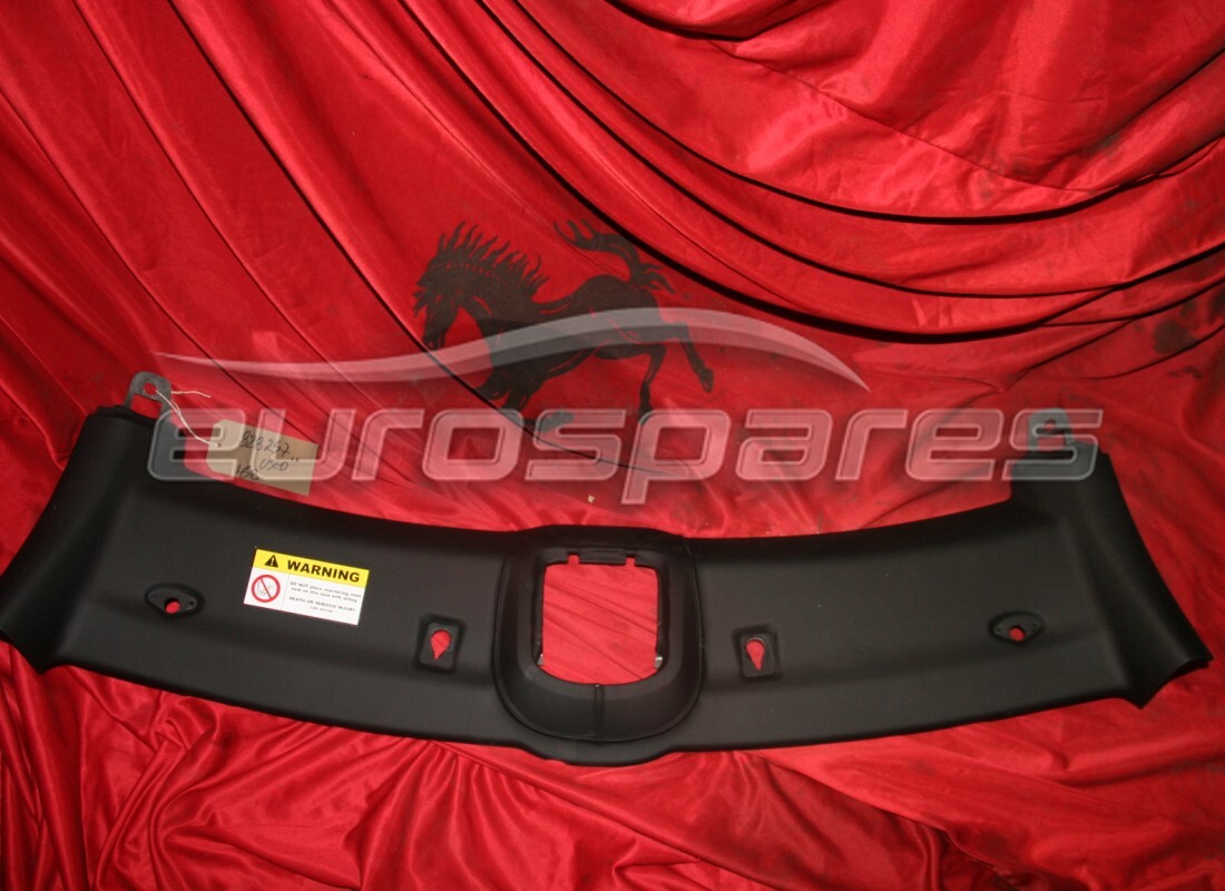 USATO Ferrari RIVESTIMENTO SUPERIORE DEL PARABREZZA. NUMERO PARTE 828257.. (1)