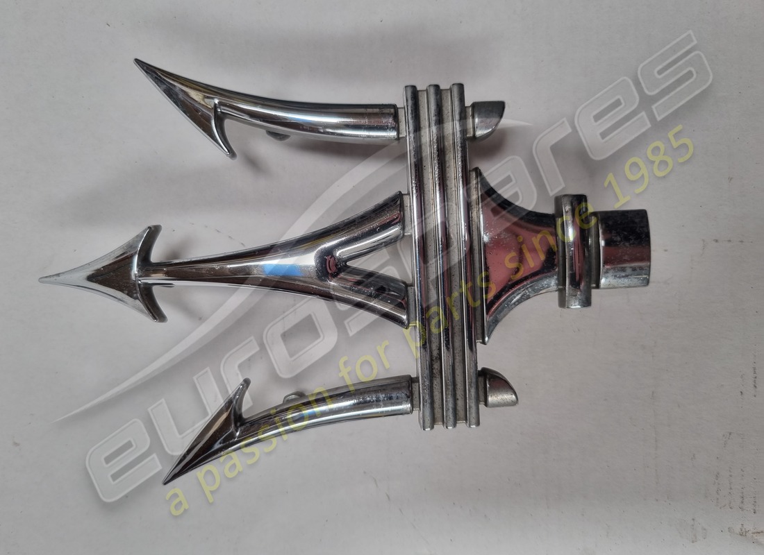 USATO Maserati TRIDENTE CROMATO. NUMERO PARTE 670005377 (1)
