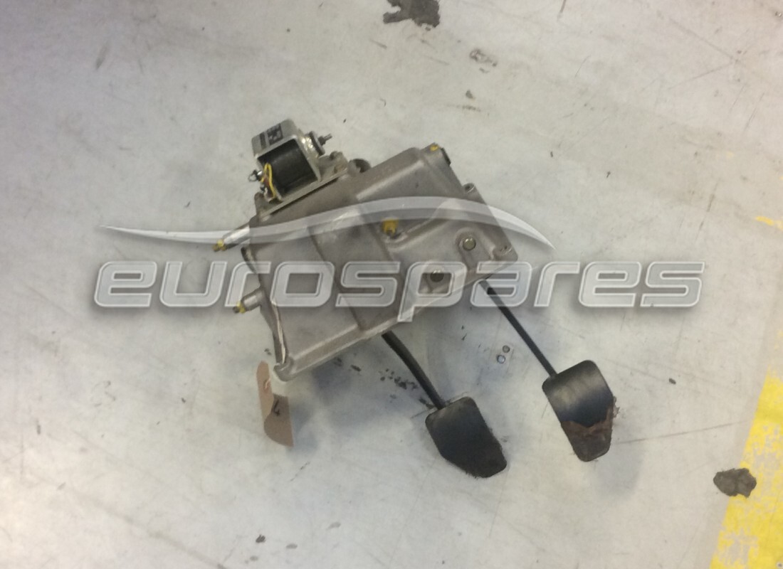SUPPORTO Ferrari USATO. NUMERO PARTE 142094 (1)