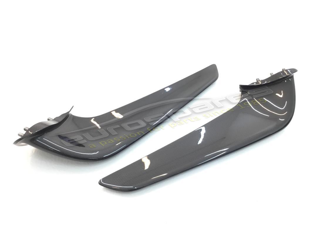NUOVO FERRARI FIBRA DI CARBONIO KIT SPOILER ANTERIORI. NUMERO PARTE 70001915 (2) nuovo ferrari fibra di carbonio kit spoiler anteriori. numero parte 70001915 (2)