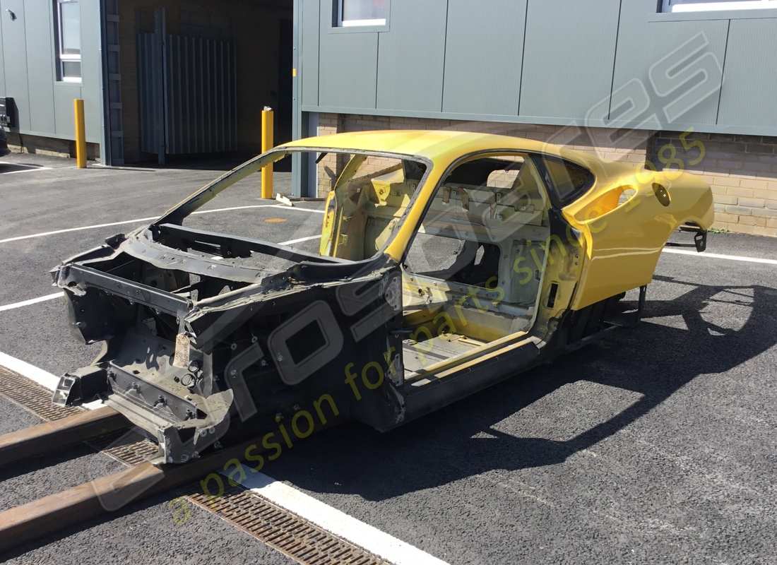 ferrari scocca gialla con guida a sinistra usata. numero parte 900040702 (1)