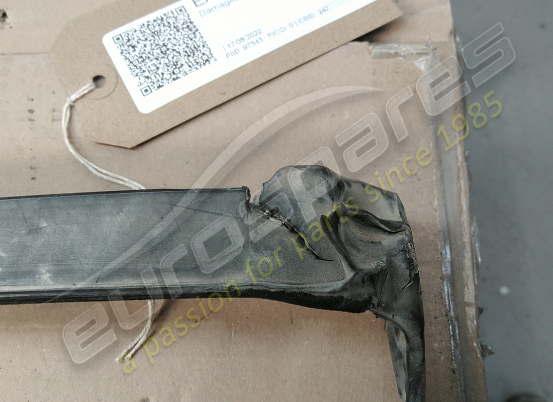 RASCHIETTO E GUARNIZIONE DEL FINESTRA INTERNA SINISTRA EUROSPARES DANNEGGIATI. NUMERO PARTE EAP1374011 (2) raschietto e guarnizione del finestra interna sinistra eurospares danneggiati. numero parte eap1374011 (2)