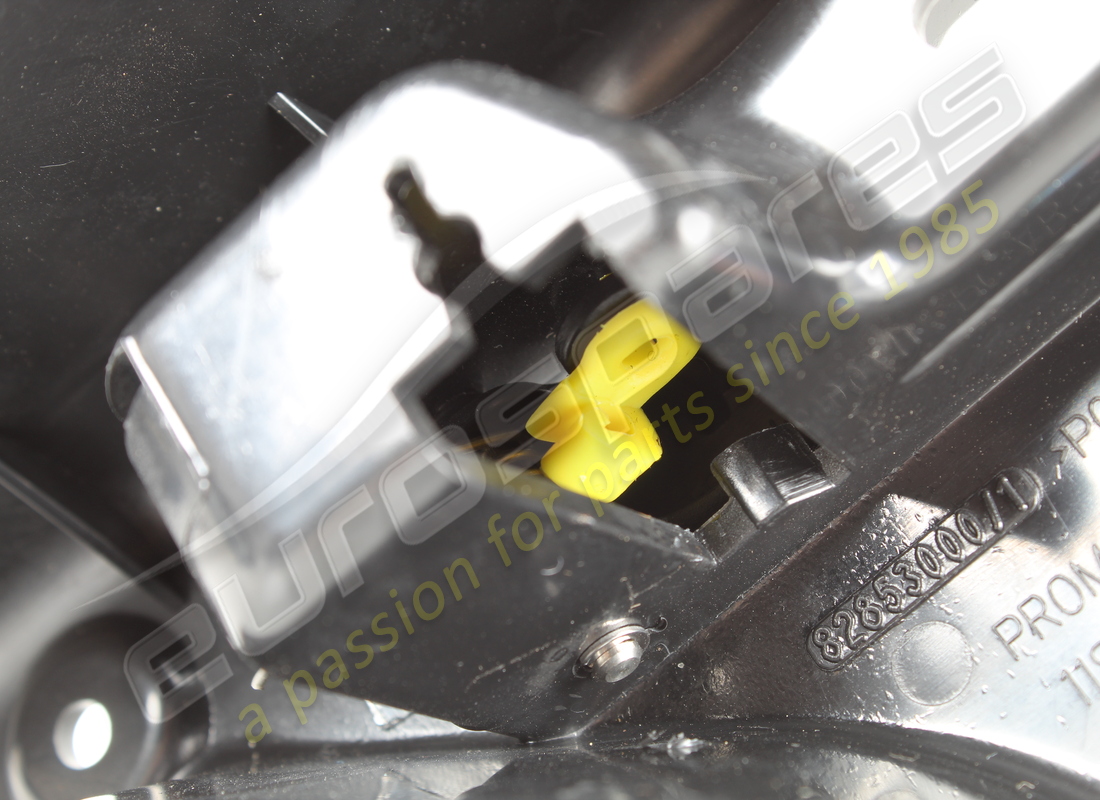 copertura gancio separatore rh usata ferrari. numero parte 82853000 (5)