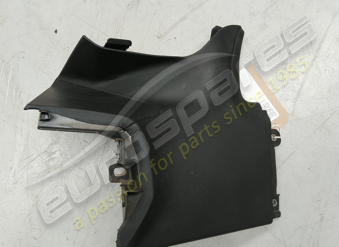 Ferrari RIVESTIMENTO LATERALE DESTRO DEL SCHERMO POSTERIORE DANNEGGIATO . NUMERO PARTE 88028300 (1)