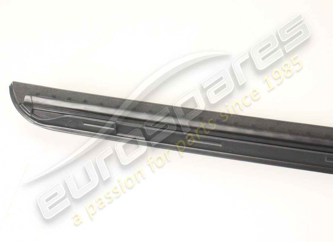 nuova maserati modanatura sx. numero parte 670142160 (2)