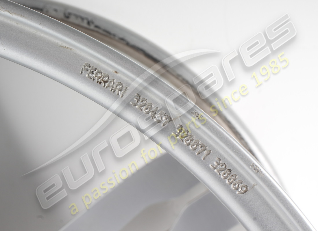 ruota posteriore ferrari usata. numero parte 328871 (3)