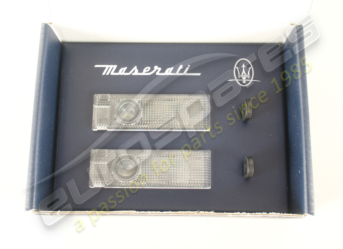 nuove maserati luci di cortesia con kit logo. numero parte 940001126 (2)