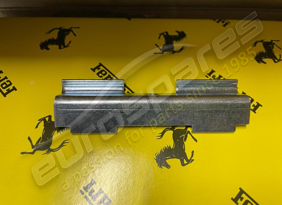 nuova parentesi ferrari. numero parte 62573400 (2)